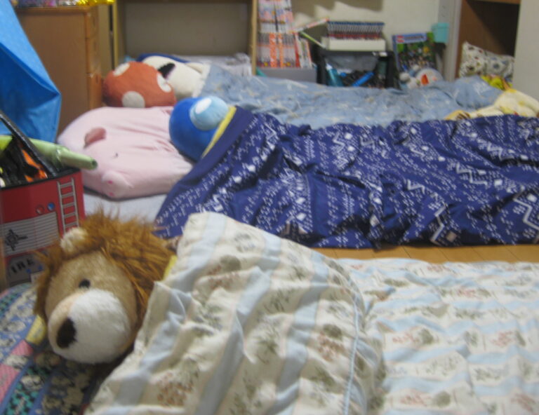 ぬいぐるみと毛布（大阪市児童養護施設池島寮）