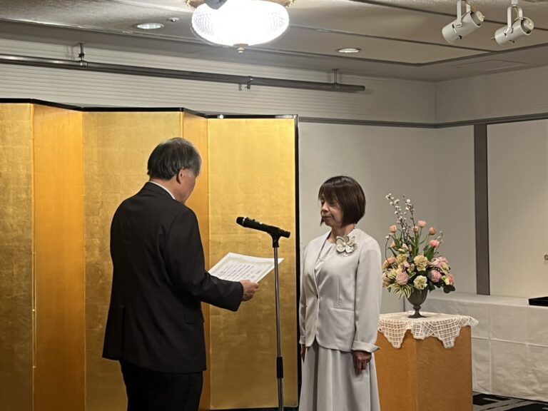 【海の子学園】　　　　　　　　　　　　　　　　永年勤続表彰と新任職員辞令交付式が行われました